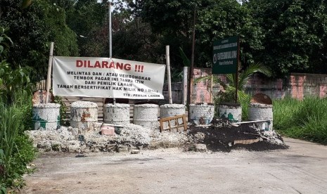 Pemblokiran jalan di Kecamatan Limo, Kota Depok, yang dilakukan oleh seorang warga.