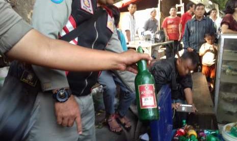 Pembokaran warung Minuman Keras (Miras) di Kota Bogor. Polresta Bogor Kota sebut peredaran minuman keras masih marak jelang akhir tahun.