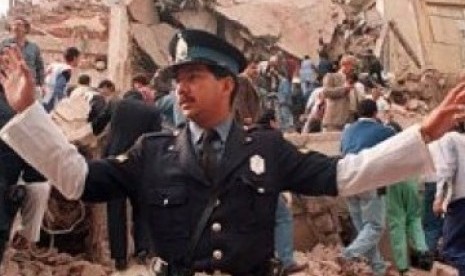 Pemboman Kedubes Israel di Argentina pada 18 Juni 1994. Wakil presiden Iran untuk urusan ekonomi, Mohsen Rezai, diduga ikut bertanggung jawab atas pemboman mematikan pada 1994 di sebuah pusat Yahudi di Buenos Aires.