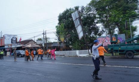 Pembongkaran baliho di Bantul yang melanggar aturan.