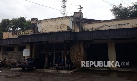 Pembongkaran bekas bangunan Bioskop Indra yang berlokasi di Kawasan Malioboro atau tepat di seberang Pasar Beringharjo, Rabu (28/3) pagi.