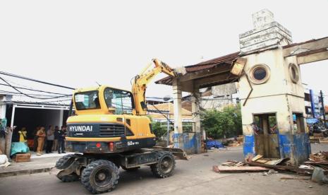 Pembongkaran gapura yang merupakan akses masuk ke pasar anyar Kota Tangerang, Selasa (23/1/2024), jelang dilaksanakannya revitalisasi oleh Kementerian PUPR. 