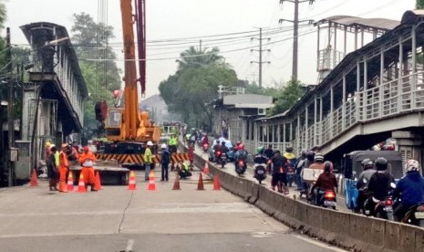 Pembongkaran JPO Jembatan Gantung oleh Suku Dinas Bina Marga Jakarta Barat, Ahad (28/10). 