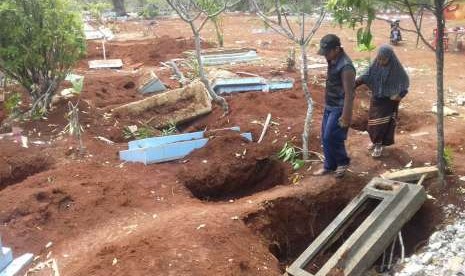 Pembongkaran makam TPU Grogol, Limo, Depok masih dilakukan akibat pembangunan tol Destari, Selasa (25/9). 