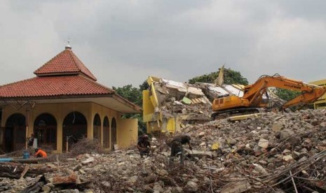 Pembongkaran Masjid Baitul Arif di jalan raya Jatinegara Barat, Jakarta Timur.  