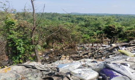 Pembuangan limbah B3 di lahan hutan.