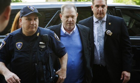 Harvey Weinstein telah diserahkan untuk diekstradisi dari New York ke Los Angeles atas tuduhan pelecehan seksual.