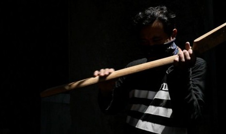 Pembuatan alat musik berbahan dasar bambu di Indonesian Bamboo Community, Bandung, Jawa Barat