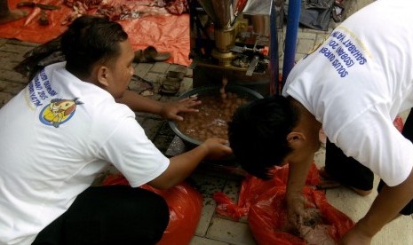 Pembuatan bakso.