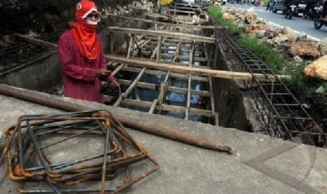 Pembuatan drainase sering menggangu jalanan 