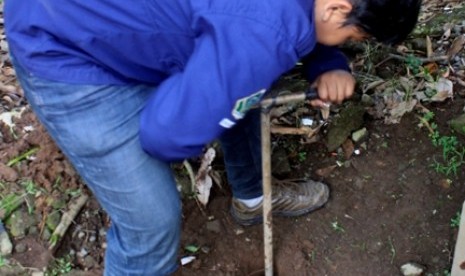 Pembuatan lubang biopori (ilustrasi). Pemerintah Kota (Pemkot) Depok mulai merealisasikan program 100 ribu lubang biopori di setiap kelurahan. Salah satu kelurahan yang sudah mulai menjalankan program tersebut yakni Kelurahan Depok Jaya.