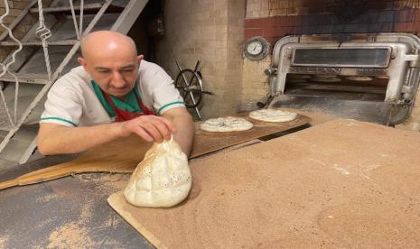 Pembuatan roti pide tradisional di Turki. Roti pide adalah roti pipih khas Turki yang dibuat dengan tepung terigu dan ragi yang dapat ditemukan sepanjang tahun di beberapa toko roti. Namun, menurut para ahli, roti pide dibuat dengan tepung berkualitas tinggi dan lebih istimewa saat Ramadhan. Roti Pide, Makanan Tradisional Turki yang Lezat untuk Ramadhan