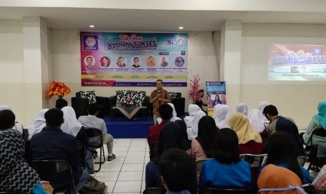 Pembukaan acara talk show alumni sukses di UBSI Kampus Jatiwaringin oleh ketua IKA-UBSI.