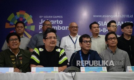 Pembukaan ASIAN Games 2018. Deputi II Games Administration Francis Wanandi (kedua kiri), Koreografer Dany Malik, Creative Director Opening Ceremony Asian Games Wishnutama, Music Director Addie MS (dari kiri) memberikan keterangan pers terkait pembukaan Asian Games 2018 di Wisma Serbaguna, Gelora Bung Karno, Jakarta, Ahad (27/5).