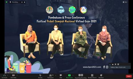 Pembukaan dan Press conference FPSN 2021 ini berlangsung secara luring dan daring dipandu oleh Kepala Bagian Penyajian dan Pelayanan Informasi Publik Humas KLHK, Nuke Mutikania yang dihadiri oleh Direktur Jenderal PSLB3 KLHK, Rosa Vivien Ratnawati, Direktur Pengelolaan Sampah KLHK, Novrizal Tahar, dan Direktur Cendekia Komunikasi, Emilya Rosa Sitohang.