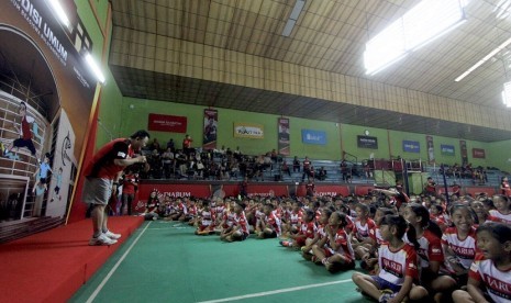 Pembukaan hari pertama audisi umum Djarum Beasiswa Badminton di Gor Hevindo Balikpapan, Kalimantan Timur, Sabtu (14/4), diikuti 238 peserta yang mengikuti tahap screening di hari pertama ini.