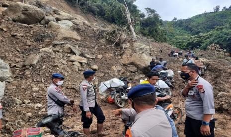 Pembukaan jalan di Majene yang sempat tertutup longsoran material karena gempa.