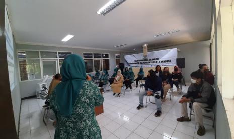 Pembukaan kegiatan sosialisasi  ketahahan keluarga yang diadakan mahasiswa KKN-T IPB  oleh Sekretaris PKK Kelurahan Lebak Siliwangi.