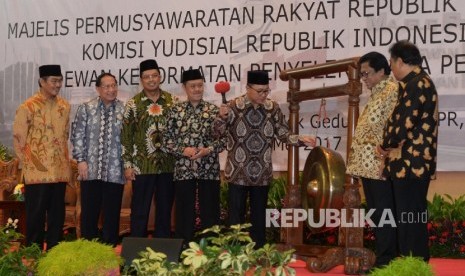 Ketua MPR RI, Zulkifli Hasan (ketiga kanan), memukul gong saat membuka Konferensi Nasional Etika Kehidupan Berbangsa di Komplek Parlemen, Jakarta, Rabu (31/5).