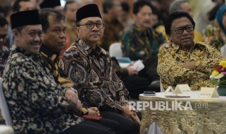 Ketua MPR Zulkifli Hasan (kedua kanan), Ketua DPD Oesman Sapta Odang (kanan), Ketua Mahkamah Konstitusi Arief Hidayat (kedua kiri), Ketua Komisi Yudisial Aidul Fitriciada (kiri) hadir saat pembukaan Konferensi Nasional Etika Kehidupan Berbangsa. 