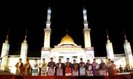 Pembukaan Musabaqah Tilawatil Quran (MTQ) Tingkat Kota Batam di Dataran Engku Putri, Batam.