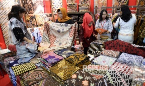  Pembukaan Pameran Kriyanusa. Pengunjung memilih hasil kriya saat Pameran Kriyanusa di Balai Sidang Jakarta, Rabu (27/9).