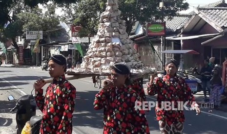 Pembukaan Pasar Sore Ramadhan Nitikan di depan Masjid Muthohirin, Kelurahan Sorosutan, Kecamatan Umbulharjo, Kota Yogyakarta, Ahad (13/5).