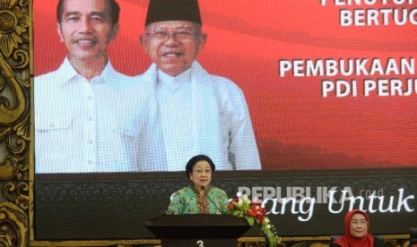  Pembukaan Pembekalan Caleg. Ketua Umum PDI Perjuangan Megawati Soekarnoputri menyampaikan paparan pada Pembukaan Pembekalan Caleg DPR RI Gelombang 3 di DPP PDI Perjuangan, Jakarta, Kamis (15/11). 