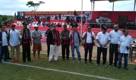 Pembukaan pertandingan sepak bola persahabatan timnas Indonesia U-16, Timnas Timor Leste U-16, dan Bintang Timur Academy di Atambua, NTT, Jumat (15/12).