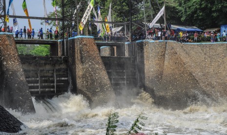 Pembukaan pintu air Bendungan Gembiro.