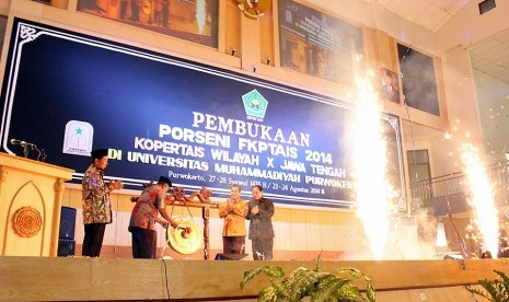 Pembukaan Porseni 2014 oleh Rektor UMP Syamsuhadi Irsyad.