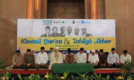 Pembukaan Semaan dan Khataman Al-Qurlan di Masjid Nurul Huda UNS Surakarta, Rabu (9/3).