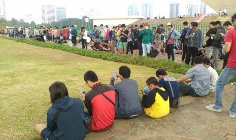 Pemburu Pokemon saat bermain di kawasan Monumen Nasional, Sabtu (16/7).