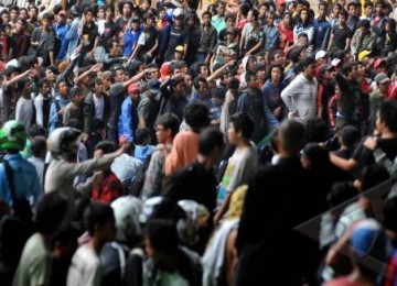 Pemburu tiket menduduki Stadion GBK saat antre tiket