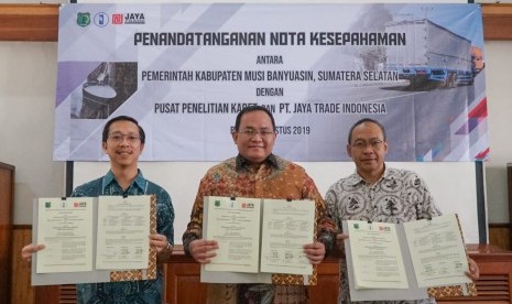 Pemda Kabupaten Musi Banyuasin bekerja sama dengan Pusat Penelitian Karet dan PT Jaya Trade Indonesia, akan mendirikan pabrik aspal karet berbasis lateks. MoU program ini dilakukan Jumat (2/8/2019) di Pusat Penelitian di Bogor, Provinsi Jawa Barat.