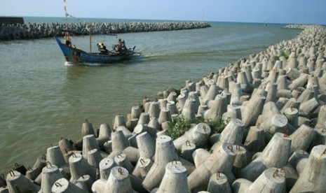 Pemecah ombak di proyek Pelabuhan Tanjung Adikarto, Kulonprogo, DIY