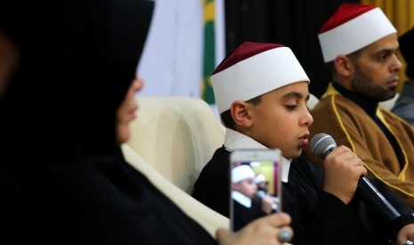 Pemecah rekor dunia hafizh cilik internasional Yazid Kamis El Laboudy (tengah) unjuk kebolehan menghafal Alquran saat menghadiri dakwah dan seminar cinta Alquran  (Ilustrasi)