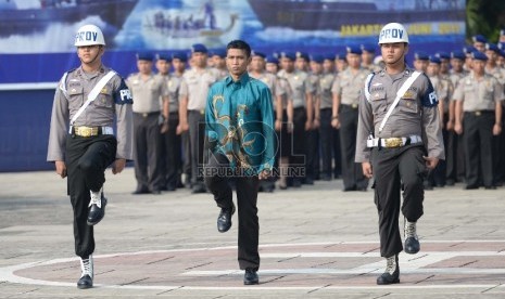   Pemecatan Anggota. Anggota Kepolisian Perairan (Polair) Bripda Pardi Surasa (batik biru) usai pelepasan baju dinas pada upacara pemecatan tidak dengan hormat di Markas Polair, Jakarta, Selasa (23/6).