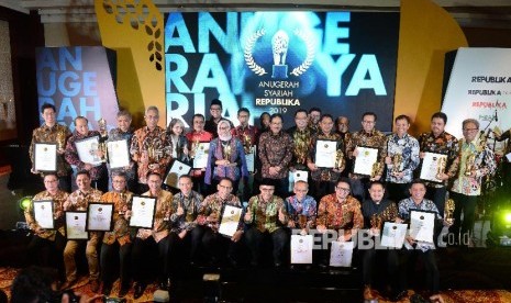 Pemenang anugerah pada malam Anugerah Syariah Republika 2019 di Hotel JW Mariott Jakarta, Selasa (19/11).