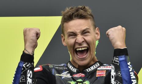 Pemenang balapan MotoGP Pembalap Prancis Fabio Quartararo dari Monster Energy Yamaha MotoGP merayakan di podium setelah balapan MotoGP di Grand Prix Sepeda Motor Inggris di arena pacuan kuda Silverstone, di Silverstone, Inggris, Minggu, 29 Agustus 2021.