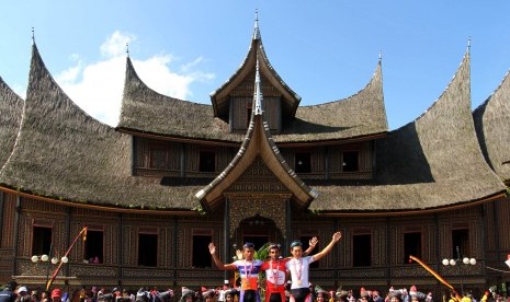  Pemenang etape tiga Tour de Singkarak melakukan sesi foto bersama usai menerima hadiah di objek wisata Istano Pagaruyuang, Kabupaten Tanah Datar, Sumbar, Senin (9/6). (Antara/Muhammad Arif Pribadi)