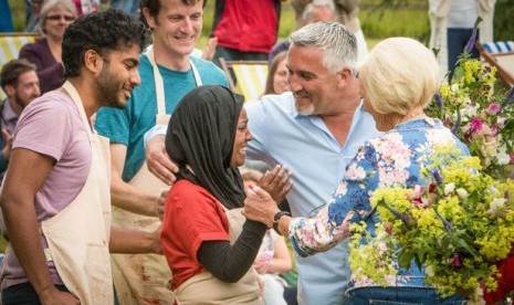 Pemenang lomba membuat kue Great British Bake Off Nadiya Hussain (tengah).