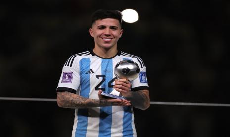  Pemenang penghargaan Pemain Muda FIFA 2022 Enzo Fernandez dari Argentina berpose dengan trofinya setelah Final Piala Dunia FIFA 2022 antara Argentina dan Prancis di stadion Lusail, Qatar,  Ahad (18/12/2022). Enzo kini resmi milik Chelsea. 