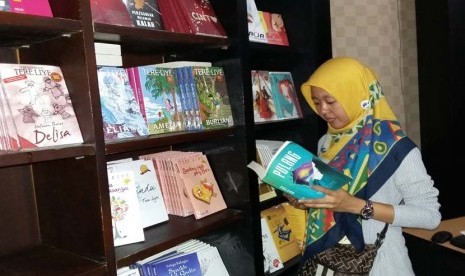 Pemenang pertama Bilik Sastra Award 2015 Susana Nisa tengah memperhatikan novel 