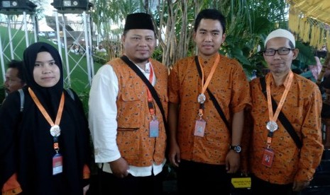 Pemenang umrah Dzikir Nasional Republika 2018 didampingi ustaz pembimbing dari NRA Group.