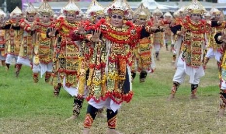 Pementasan pakaian adat di Denpasar, Bali, Selasa (25/11).