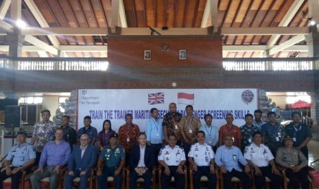 Pementintah Indonesia dan Inggris melakukan kegiatan Train The Trainer Maritime Security Passenger Screening Skills di Benoa, Bali pada Senin (18/2).