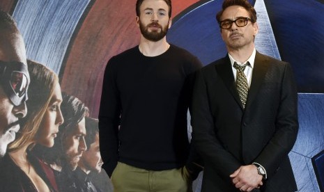 Pemeran Captain America, Chris Evans, berpose bersama pemeran Iron Man, Robert Downey Jr.