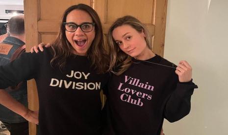 Pemeran Captain Marvel, Brie Larson, membagikan foto bersama dengan karakter villain, Zawe Ashton.