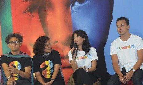 Pemeran Cinta Dian Sastrowardyo (kedua kanan) didampingi pemeran Rangga Nicholas Saputra (kanan), Sutradara film Ada Apa Dengan Cinta (AADC) 2 Riri Riza (kiri), dan produser Mira Lesmana (kedua kiri) memberi keterangan pers seusai penayangan film AADC 2 ba